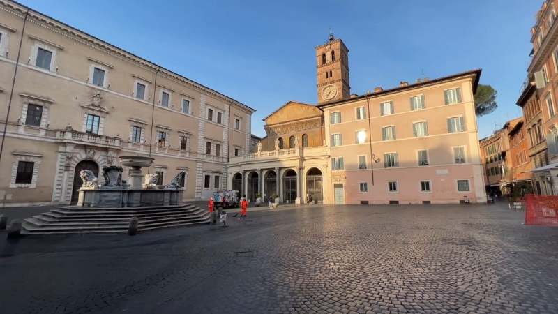 The image shows the square in front of the Basilica of Santa Maria in Trastever
